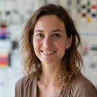 Portrait von Sofie Gruber, der leitenden Textildesignerin von Wiener Seide